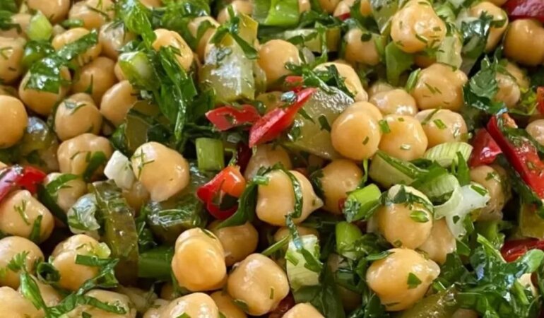 6560-besleyici-pratik-ve-cok-lezzetli-nohut-salatasi-tarifiyle-sofralariniza-siklik-katin.jpg