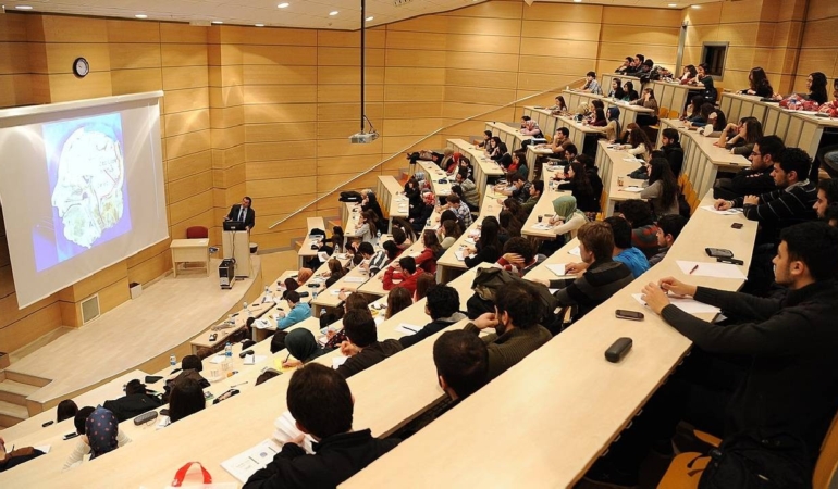 ozel-universite-fiyatlari-uctu-hem-ucret-artti-hem-taksit-azaldi-diploma-hayali-yarim-kaldi-dpht.jpg