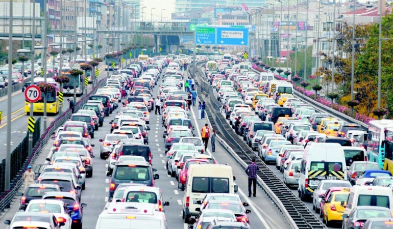 trafik-sikistiginda-yapin-durdugunuz-yerde-cebiniz-yanmasin-akaryakitta-buyuk-tasarruf-sagliyor-dm7e.jpeg