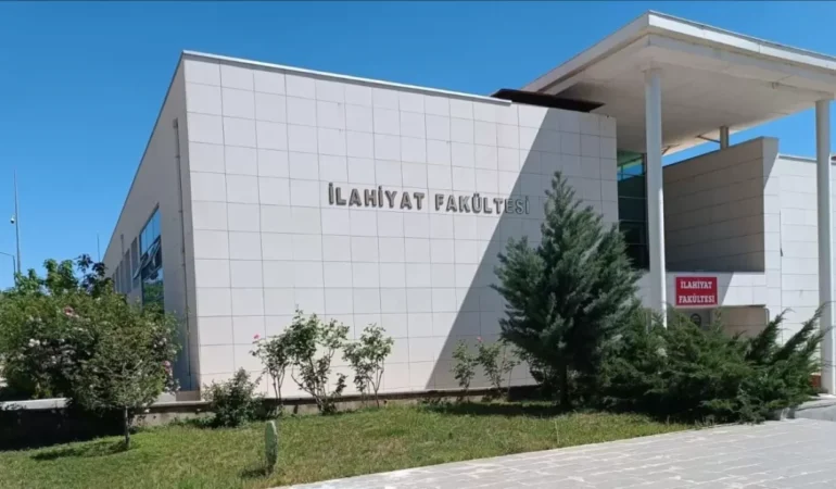 4143-ilahiyat-bolumu-nedir-mezunlari-ne-is-yapar-ve-nerelerde-calisir-ilahiyat-bolumu-is-imkanlari.j.webp