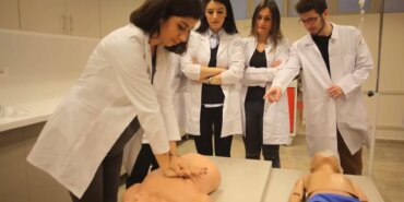 9257-ilk-ve-acil-yardim-bolumu-nedir-mezunlari-ne-is-yapar-ve-nerelerde-calisir.jpg