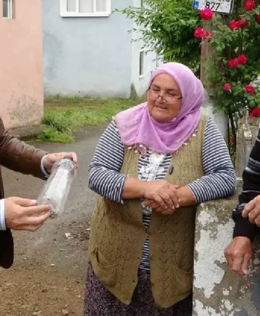 herkes-igreniyor-o-altin-gibi-sakliyor-yoldan-toplayip-getirene-para-veriyor-mahallede-goren-kosuyor.jpeg