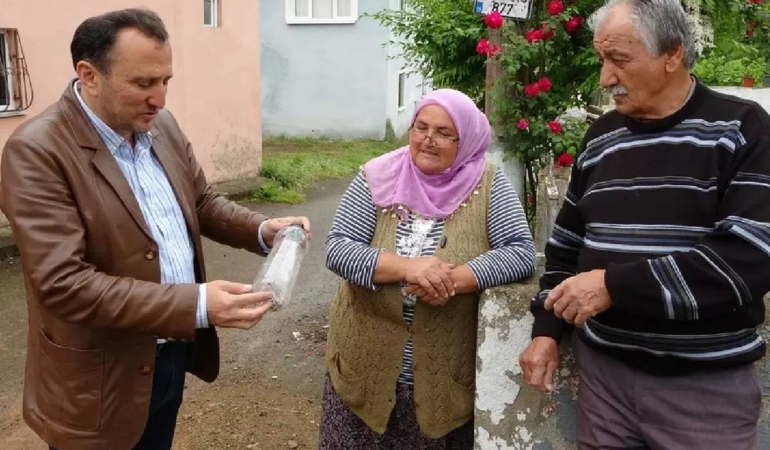 herkes-igreniyor-o-altin-gibi-sakliyor-yoldan-toplayip-getirene-para-veriyor-mahallede-goren-kosuyor.jpeg