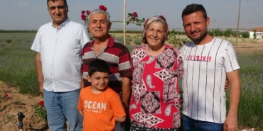 internetten-gordu-esiyle-koseyi-dondu-3-kez-hasat-ediyor-goren-hayran-kaliyor-hdzo.jpg