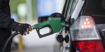 savas-sonrasi-akaryakitta-fiyat-artislari-tam-gaz-benzin-ve-motorine-zam-kapida-osud.jpg