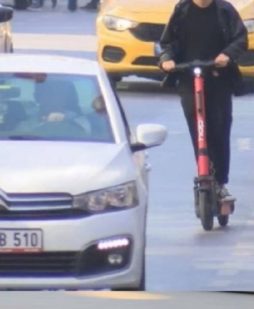 trafikte-bu-araci-kullanan-herkesi-ilgilendiriyor-yeni-donem-basliyor-artik-zorunlu-olacak-zsav.jpg