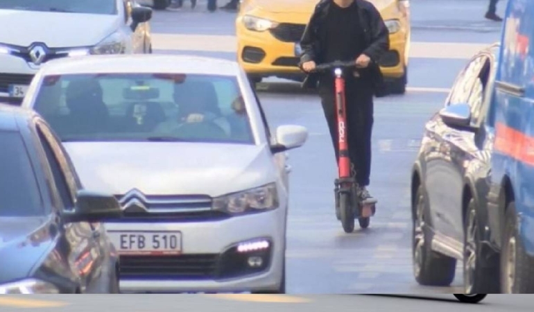trafikte-bu-araci-kullanan-herkesi-ilgilendiriyor-yeni-donem-basliyor-artik-zorunlu-olacak-zsav.jpg