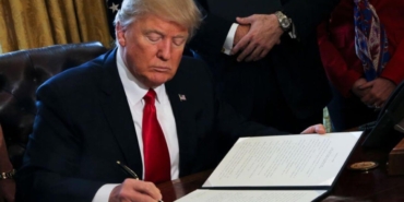 trump-gumruk-duvarlarini-yukseltti-abd-celik-ve-aluminyum-vergisini-ikiye-katladi-d5rf.jpg