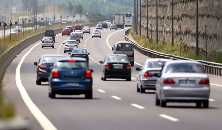 tum-araclarda-zorunlu-oldu-pazartesi-yururluge-giriyor-takmayan-surucu-para-cezasi-odeyecek-bgfj.jpg