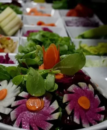 8841-salatada-tuz-ve-yag-eklerken-siralamaya-dikkat-lezzeti-katlayan-kucuk-detay.jpg