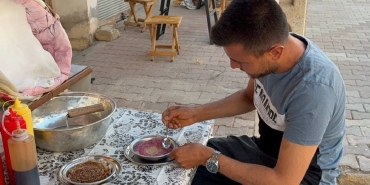 pamuklara-sarip-getiriyorlar-tabak-tabak-satip-serinletiyorlar-az-yiyen-mest-cok-yiyen-hasta-oluyor.jpeg