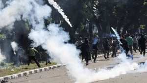 endonezyada-halk-sokaga-dokuldu-protestolar-dinmiyor-6-olu-orzh.jpg