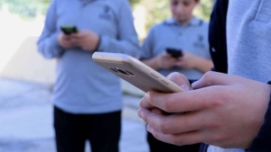 fransada-okullarda-yeni-donem-cep-telefonu-yasaklandi-halk-sagligi-meselesi-2onu.jpg